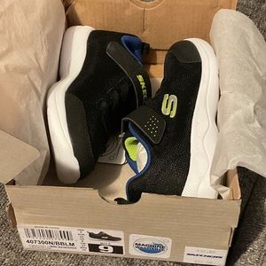 Sketchers boys memory foam sneakers - black & gray